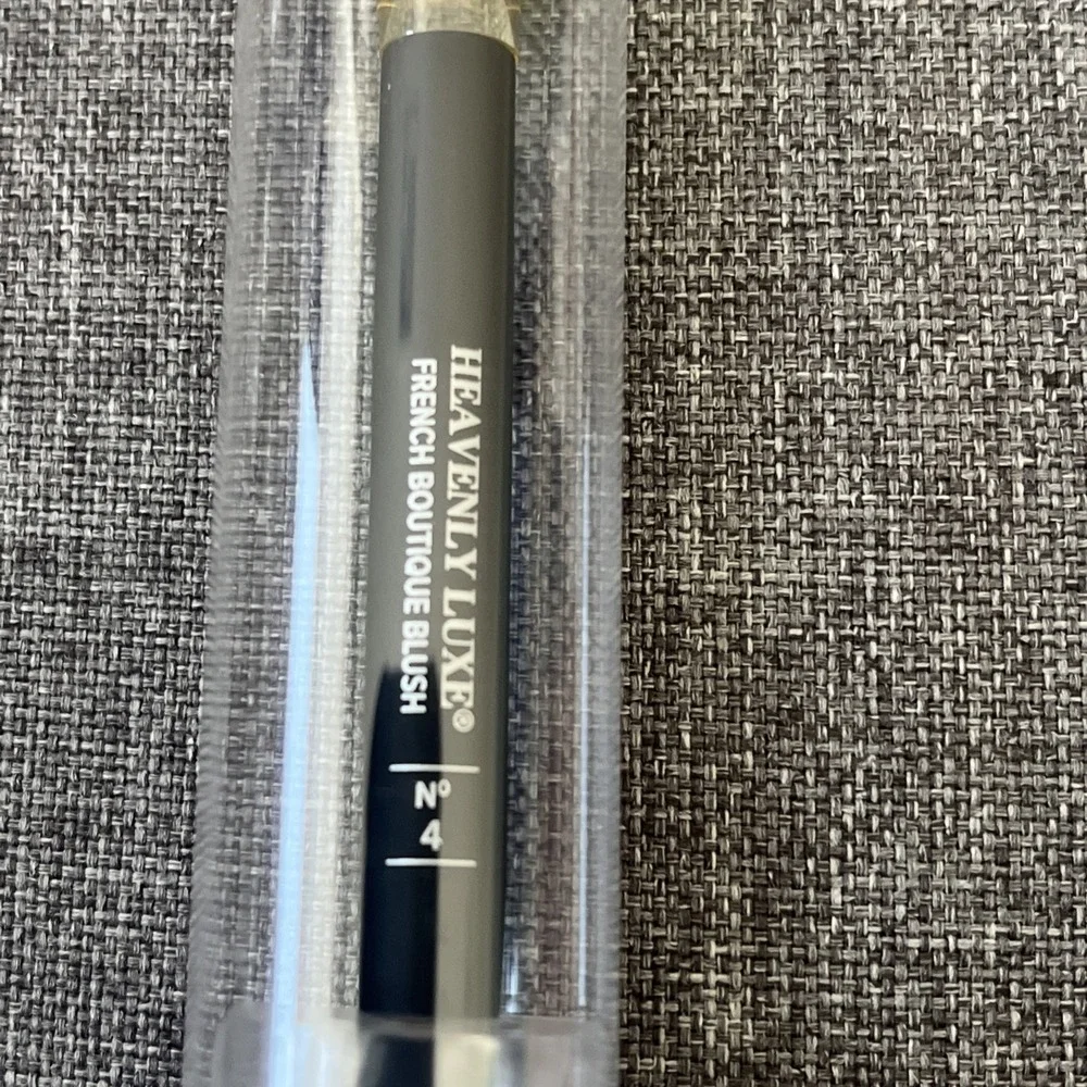 New IT COSMETICS Heavenly Luxe French Boutique Blush Brush #4